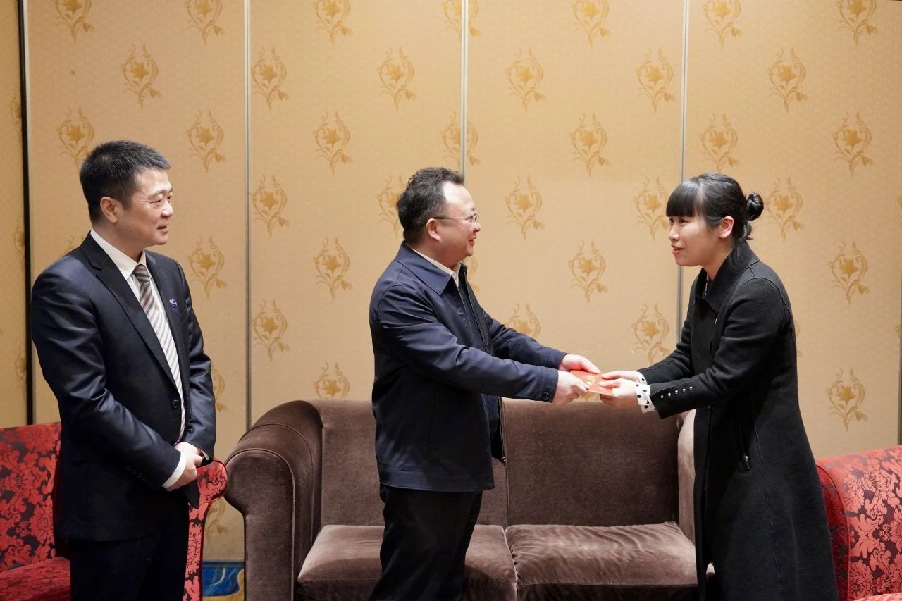 省国资委党委委员、副主任何政一行走访慰问省xcsports集团生涯难题党员