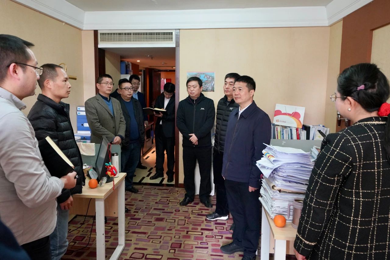 迎新春，，，，，，，鼓劲头，，，，，，，开新局！省xcsports集团向导班子慰问总部干部员工