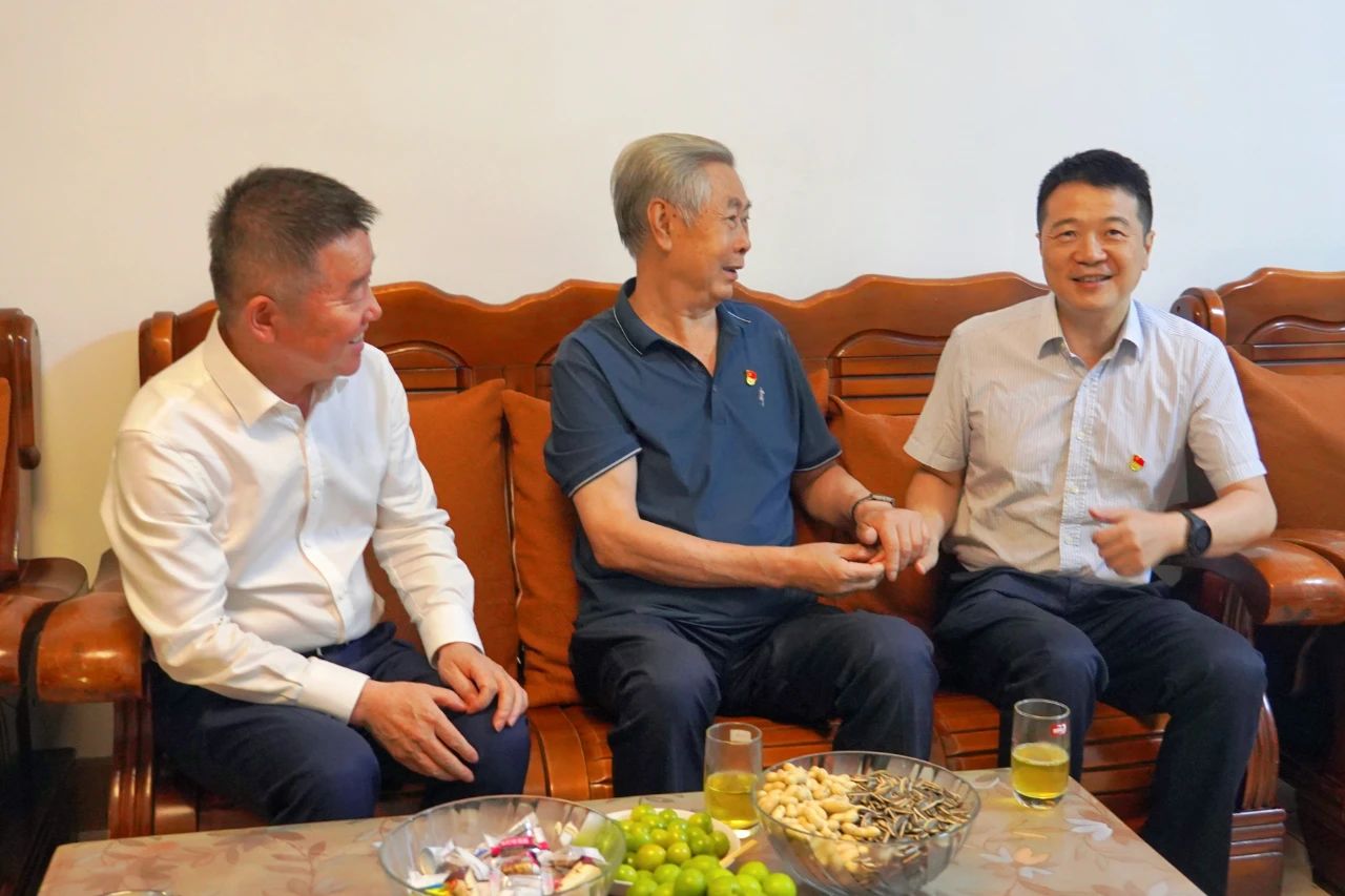 省xcsports集团党委书记、董事长游勇开展“七一”走访