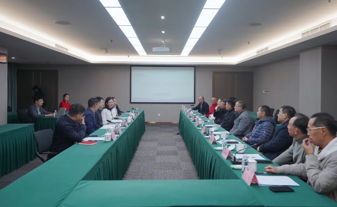 省xcsports集团组织召开老干部座谈会